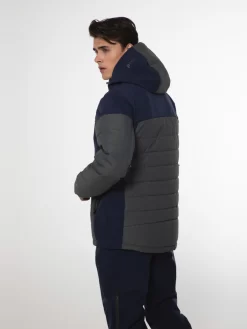 Ski Jas Protest Men Mount 21 Snowjacket Huntergreen -ontdek een breed assortiment van outdoor kleding 6711212 672 model back half 01